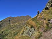 15 Sentiero qui lievemente esposto con bella vista verso Pietra Quadra e Spondone